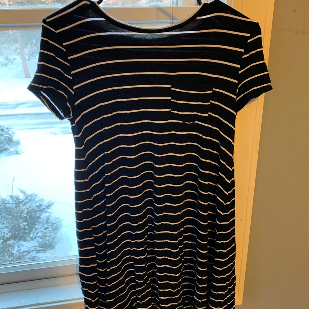 Stripped t-shirt dress 🖤🤍